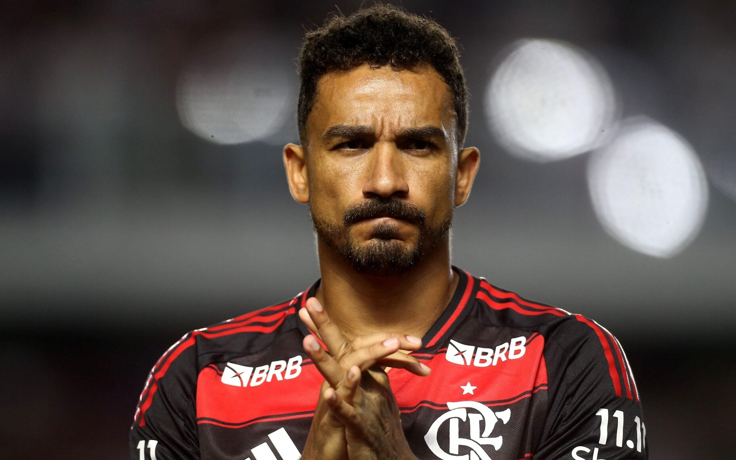 Danilo, zagueiro do Flamengo, envia ajuda emergencial para vítimas das chuvas em Juiz de Fora