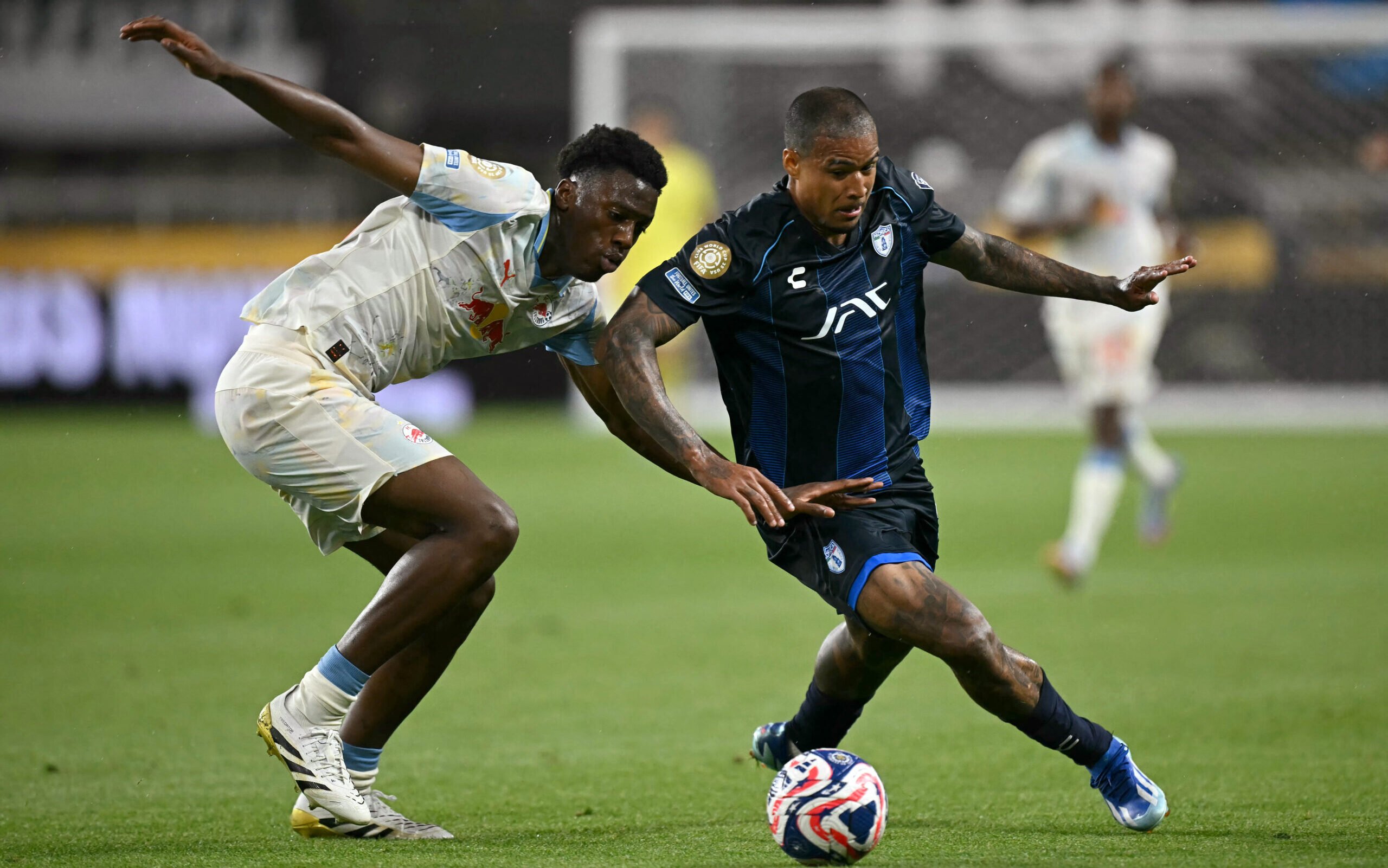 Kenedy marca golaço histórico na Liga Mexicana e surpreende torcedores