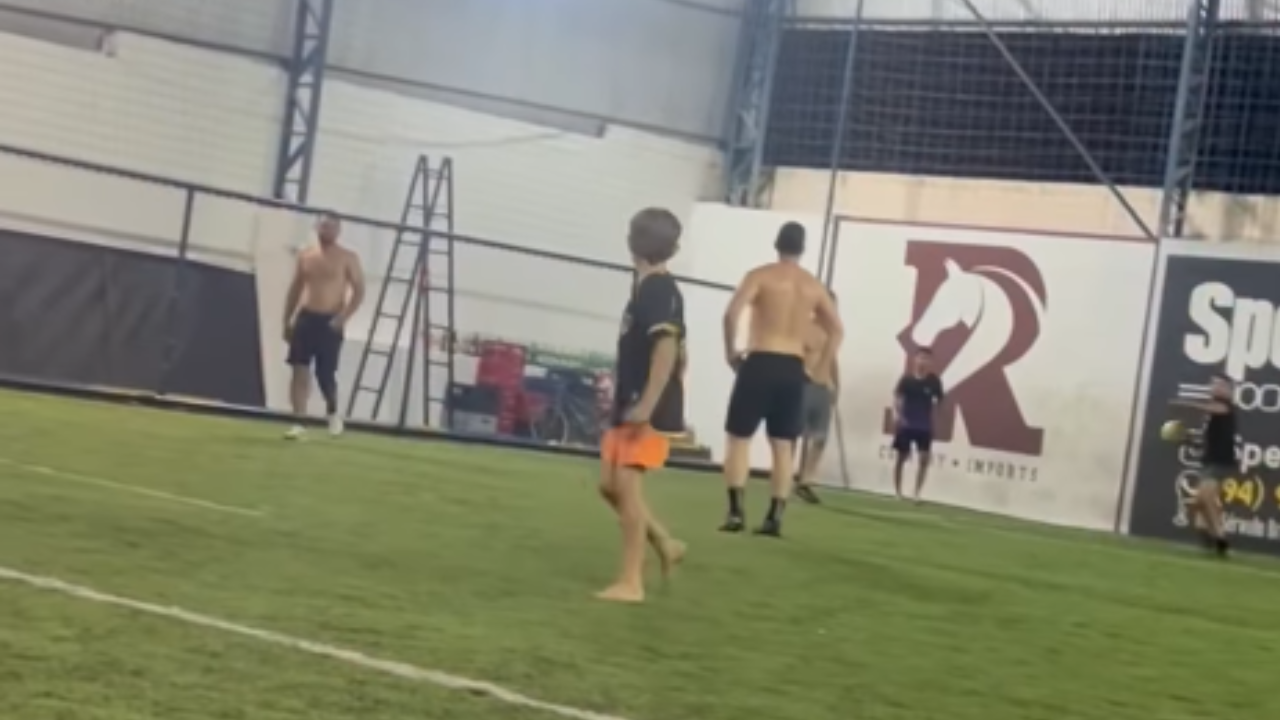 Filho entra no lugar do pai e marca gol emocionante em jogo amador