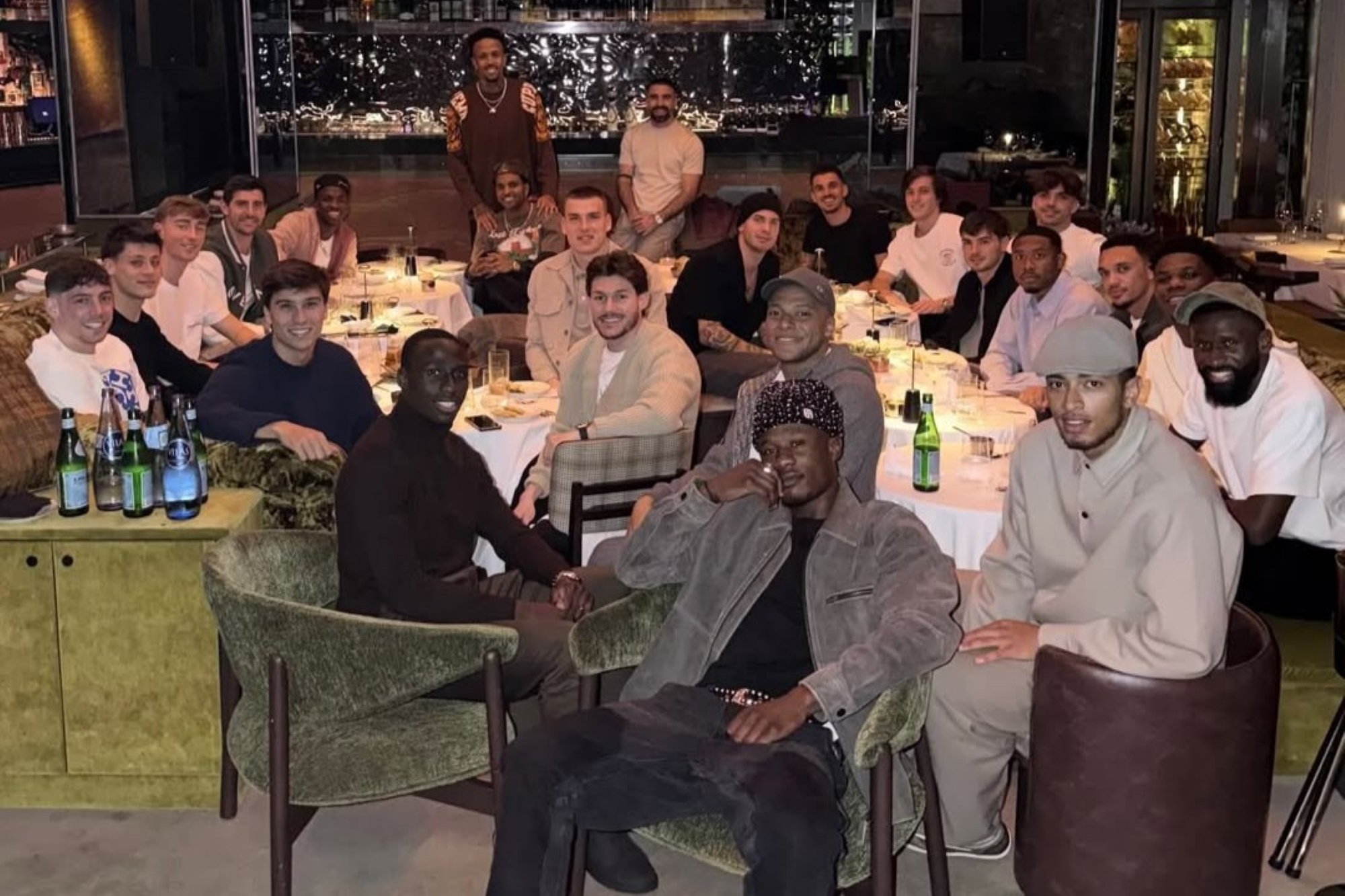 Vini Jr. e Mbappé Reúnem Elenco do Real Madrid em Jantar Exclusivo em Madri