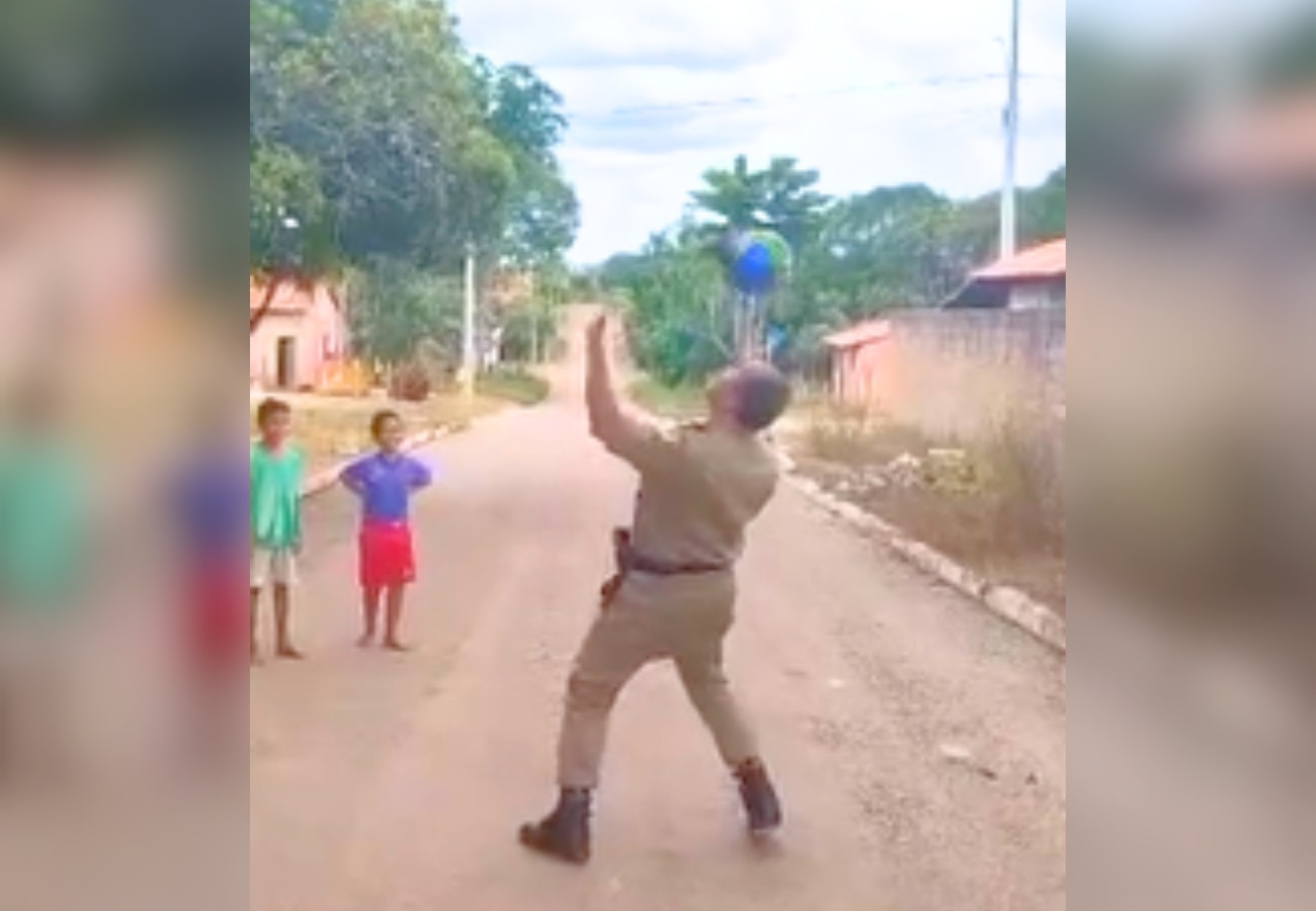 Policial Militar encanta ao mostrar habilidade no futebol com crianças em Tocantins – imagem do artigo