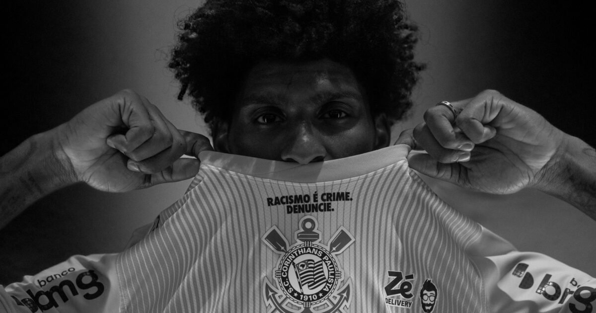 Corinthians reforça combate ao racismo com mensagem poderosa no uniforme contra o Cruzeiro – imagem do artigo