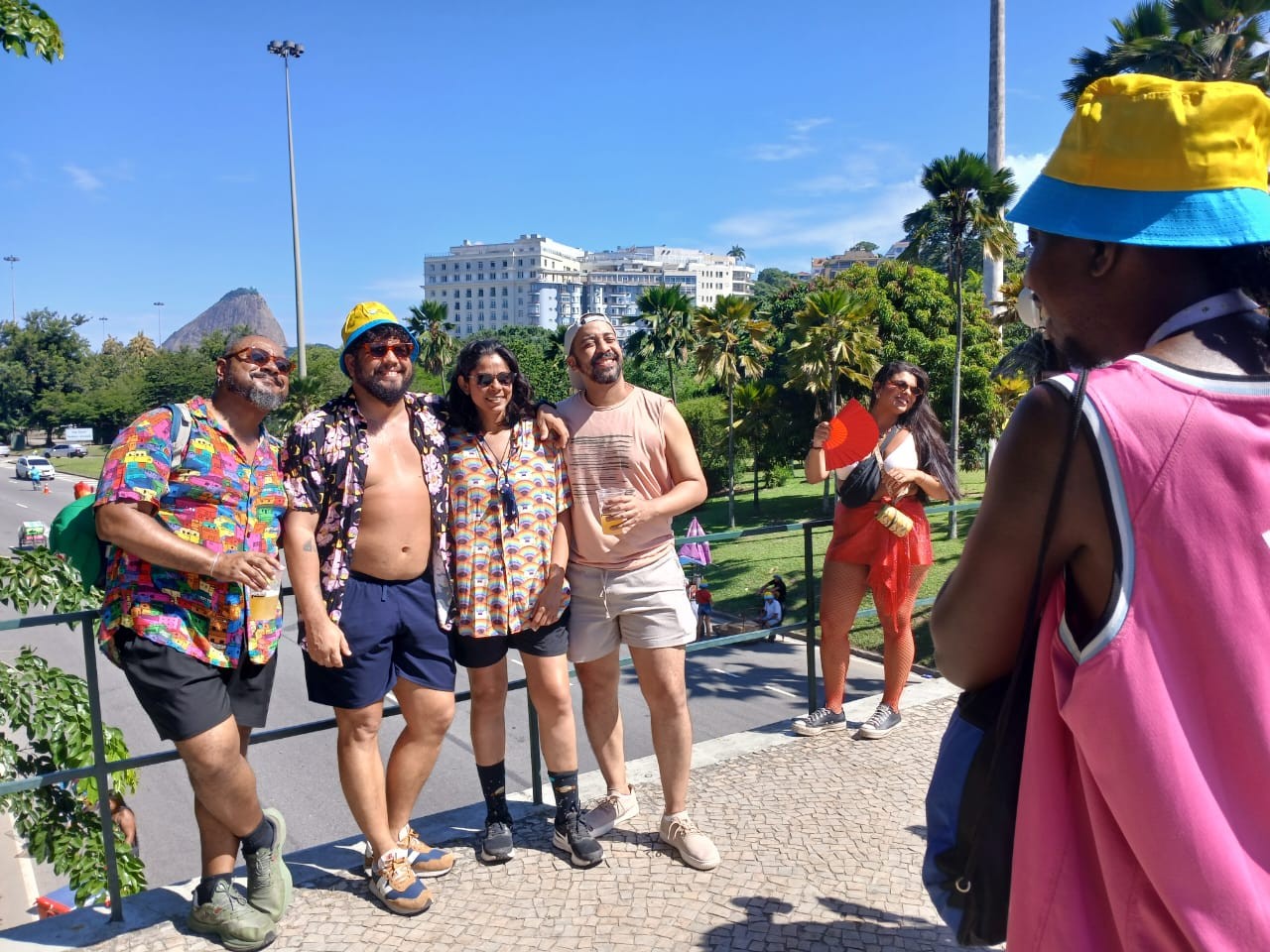 Polaroids fazem sucesso entre foliões e movimentam blocos do Carnaval 2026 no Rio