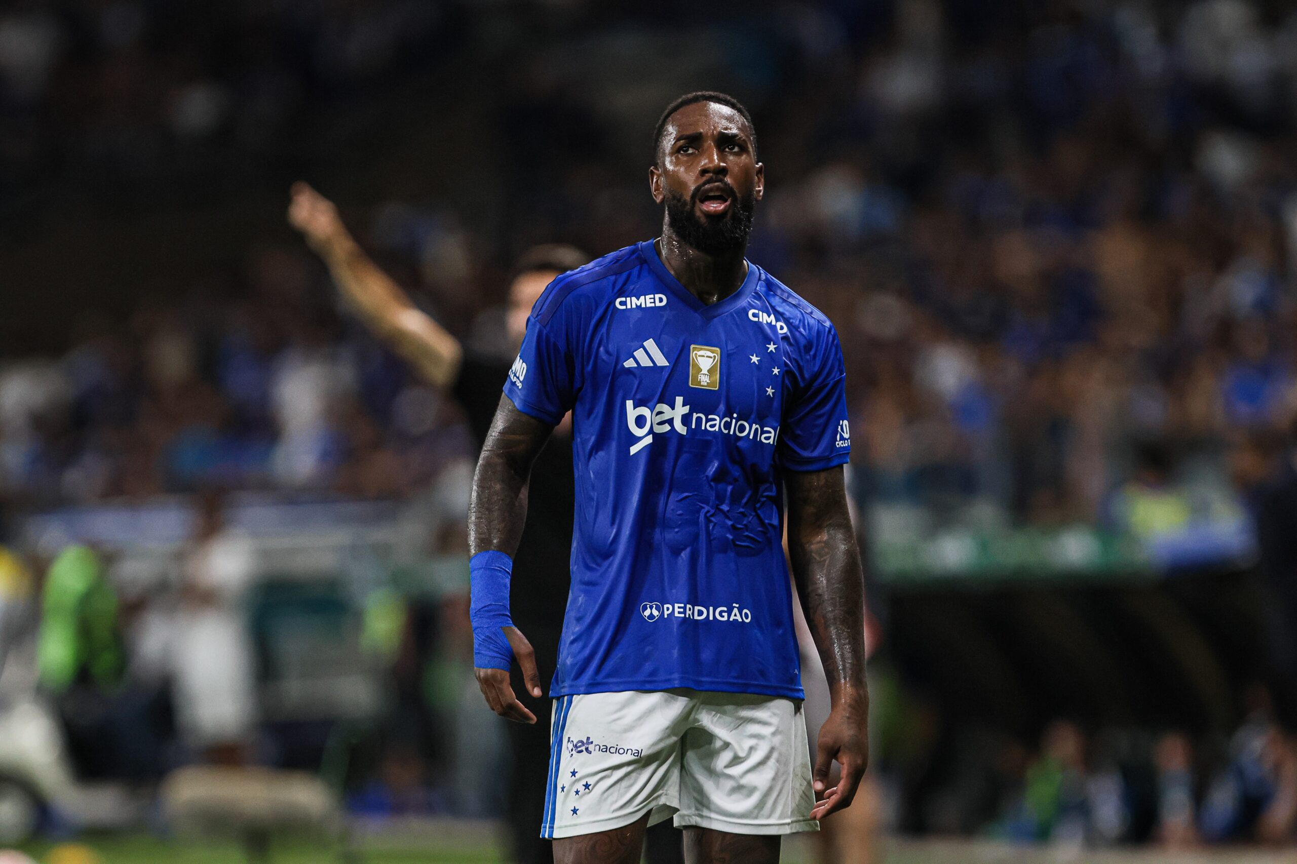 Flamengo cobra R$ 42,7 milhões de Gerson por rescisão contratual e retorno ao Cruzeiro