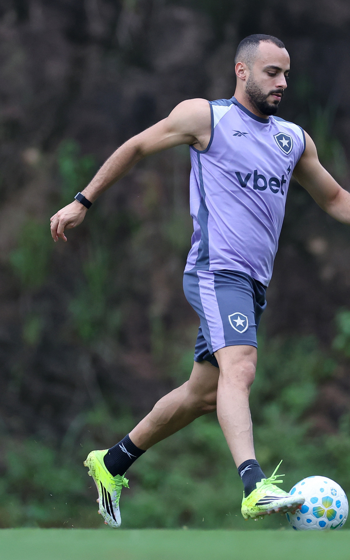 Corinthians desiste de contratar Arthur Cabral e atacante segue no Botafogo