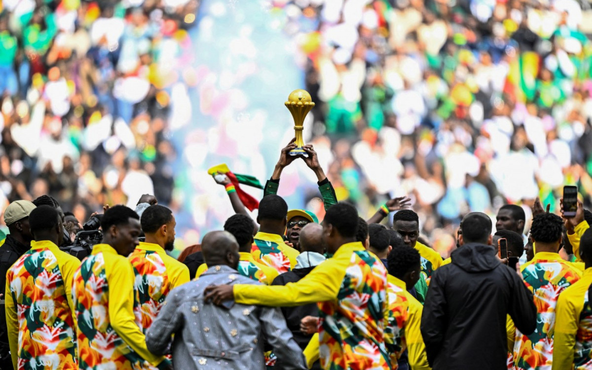 Senegal desafia decisão e exibe troféu da Copa Africana antes de amistoso em Paris