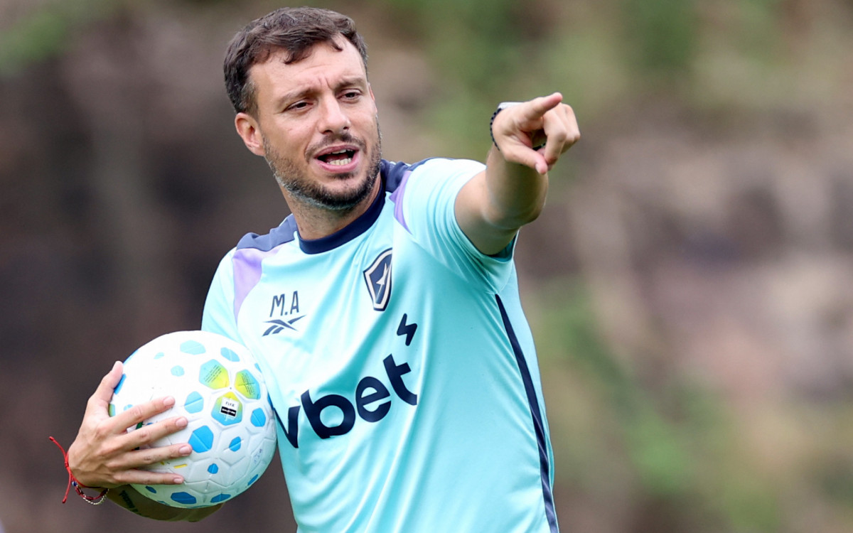 Botafogo e Flamengo se enfrentam com mudanças e pressões no Nilton Santos