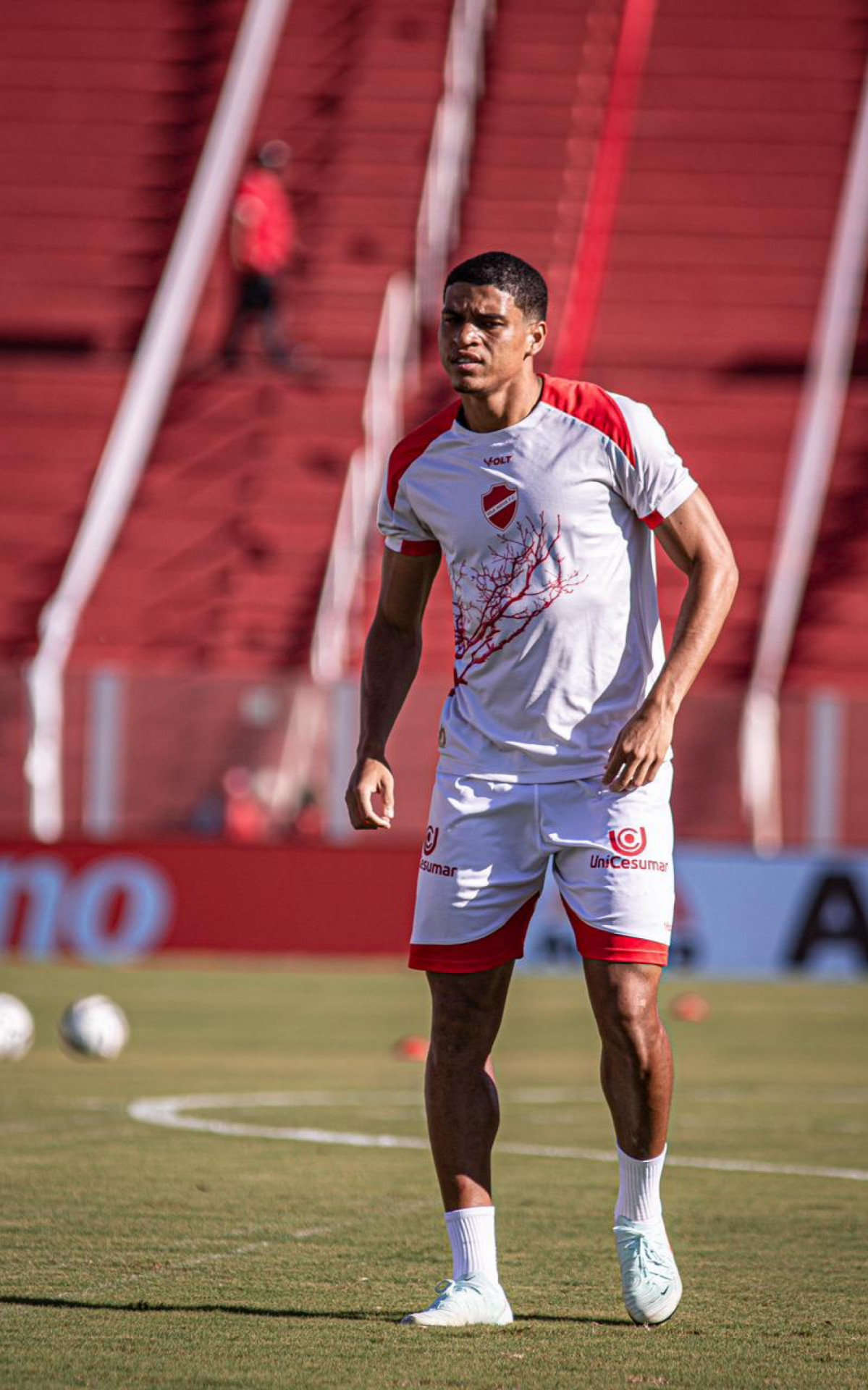 Caio Marcelo retorna ao futebol brasileiro e estreia pelo Vila Nova na Série B