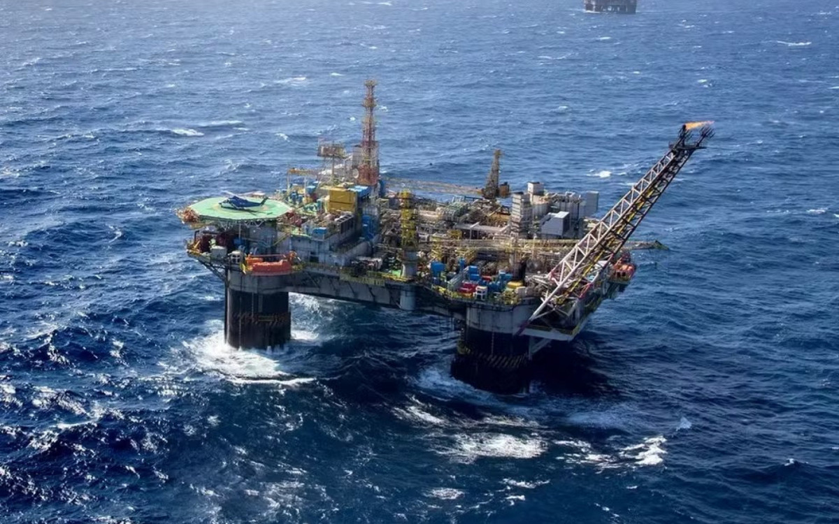 AIE libera 426 milhões de barris para conter crise no mercado de petróleo em 2026