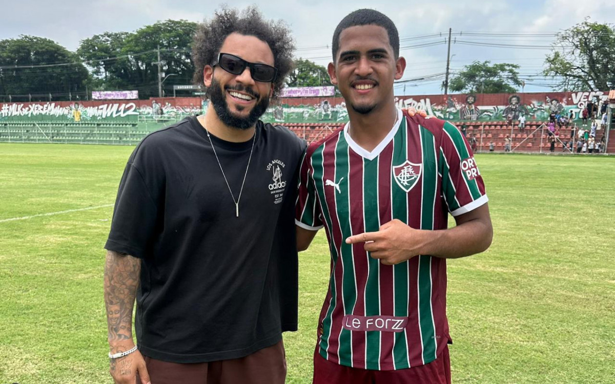 Vagno brilha no Fluminense e comemora gol com a presença do ídolo Marcelo