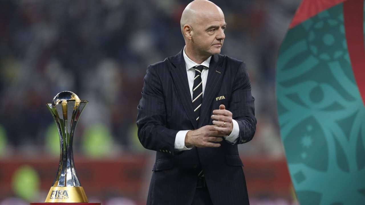 Infantino defende expulsão imediata para jogadores que cobrem a boca em campo