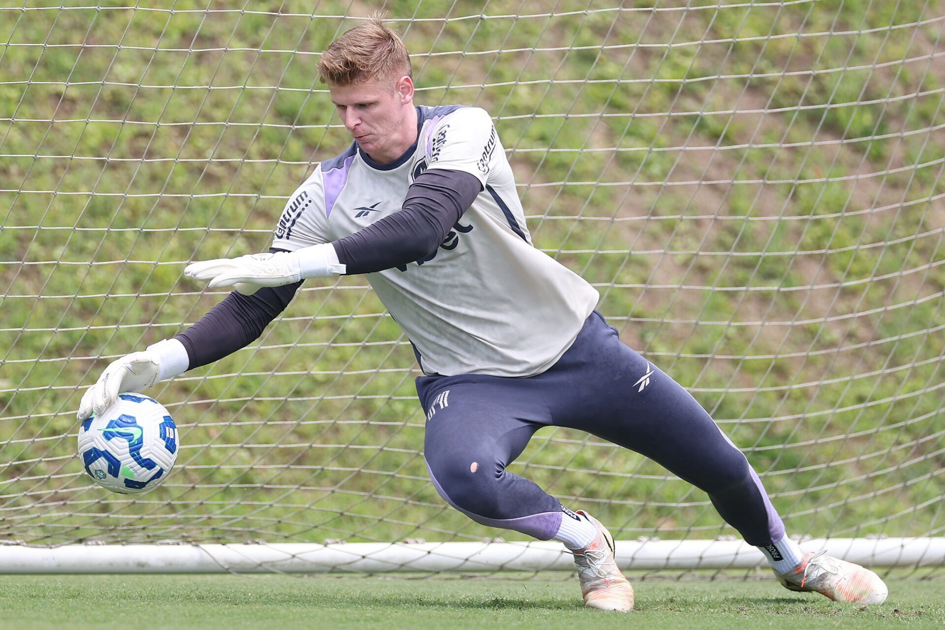 Raul Steffens brilha e garante vitória do Botafogo sobre o Bragantino