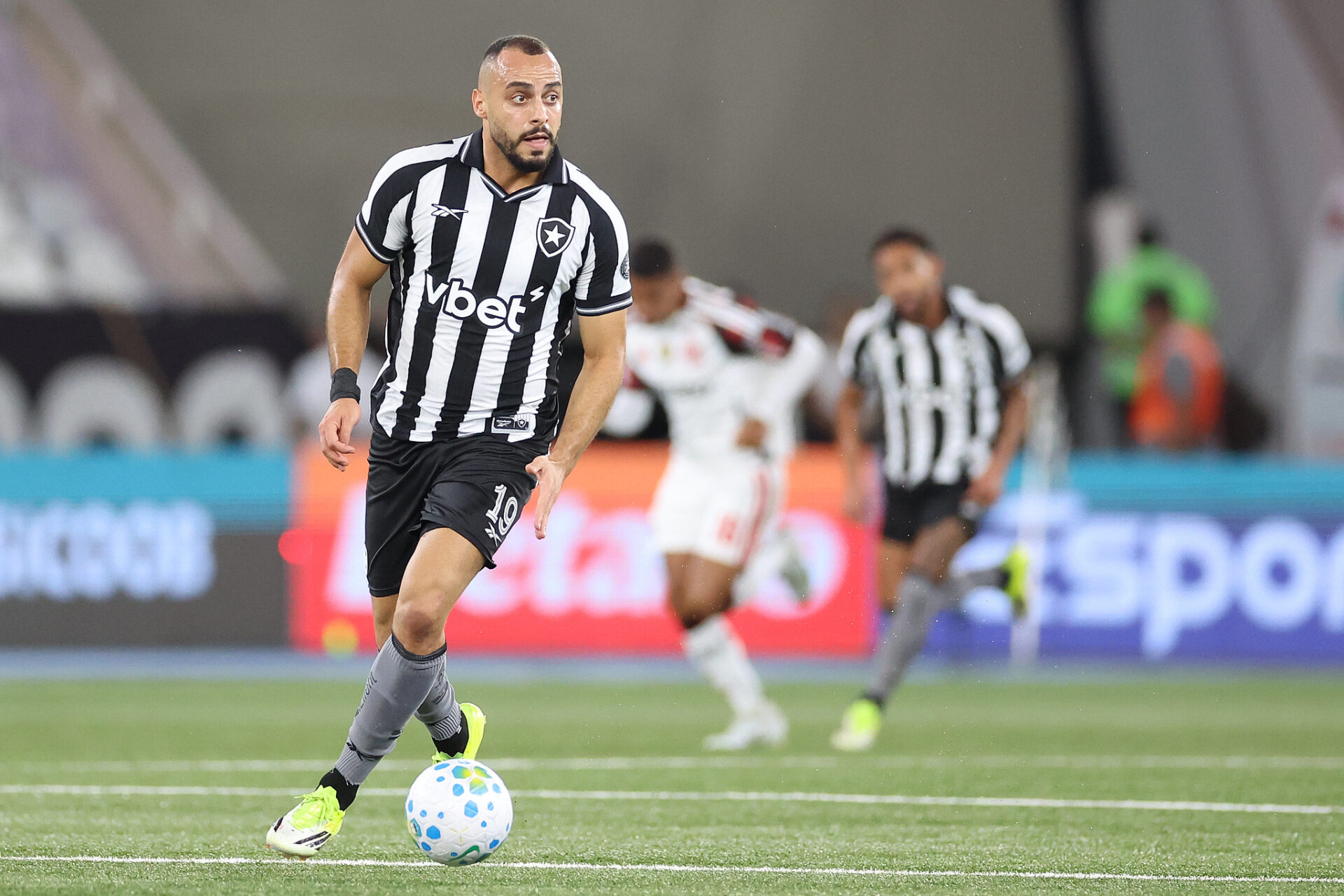 Corinthians mantém olho em Arthur Cabral, mas negociação ainda está longe