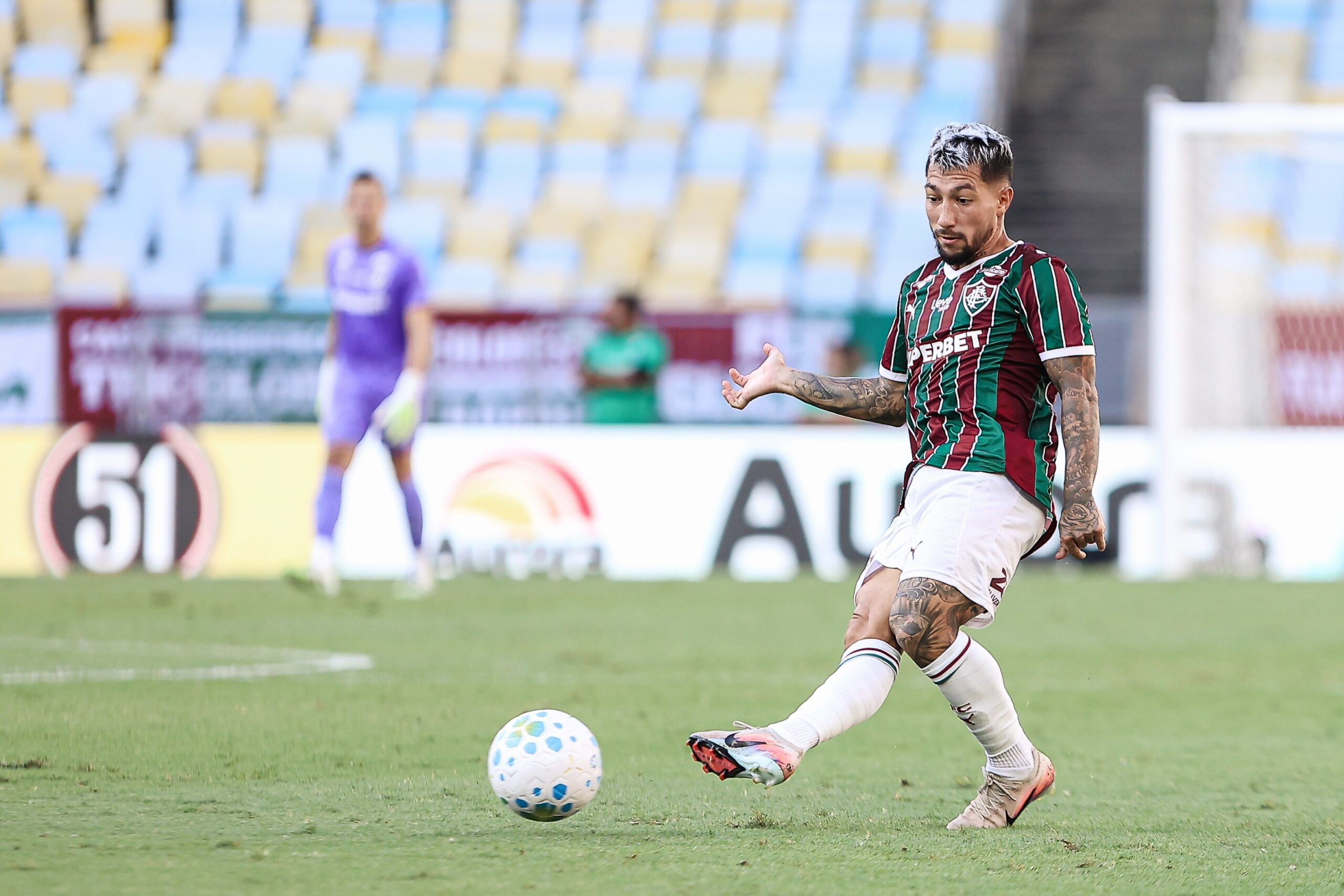 Fluminense supera Athletico-PR no Maracanã mesmo com expulsão e mostra força ofensiva