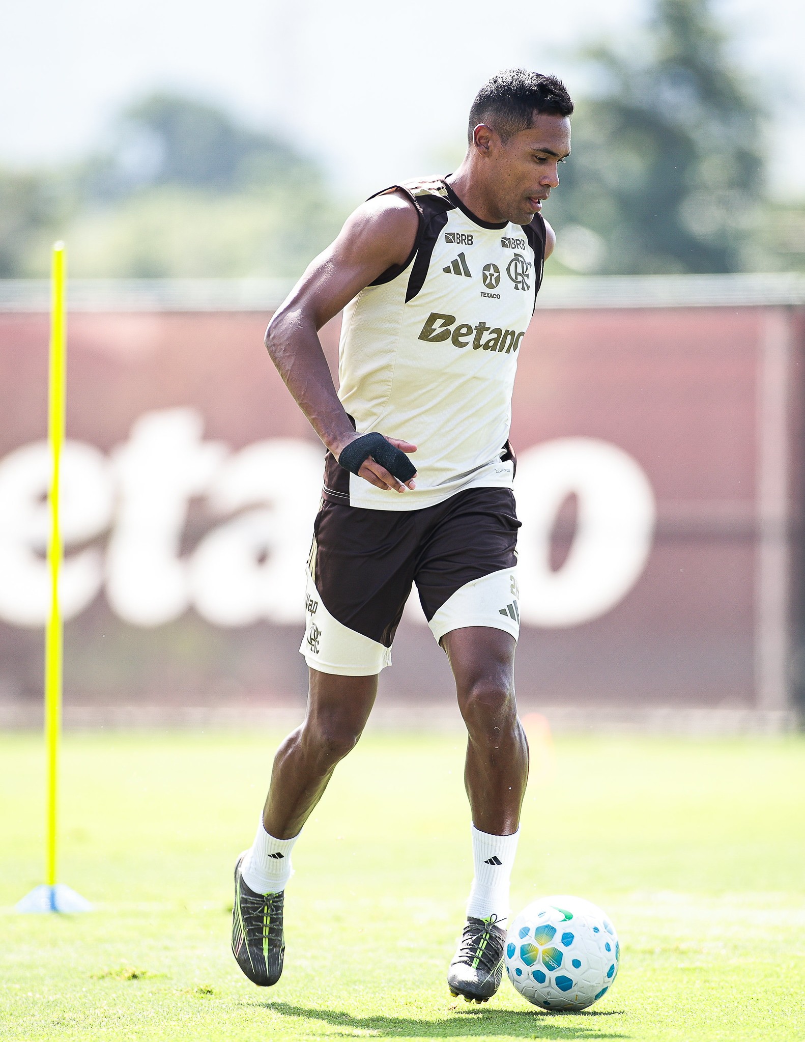 Alex Sandro treina com proteção na mão e está confirmado para o próximo jogo do Flamengo