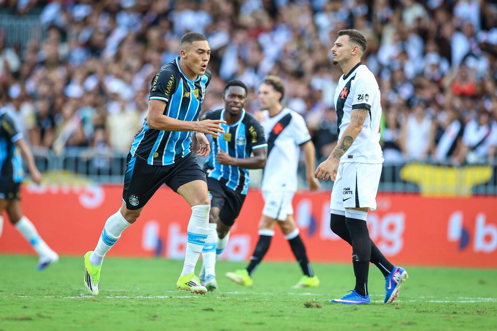 Grêmio sofre revés no Rio e cai para o Vasco em partida do Brasileirão