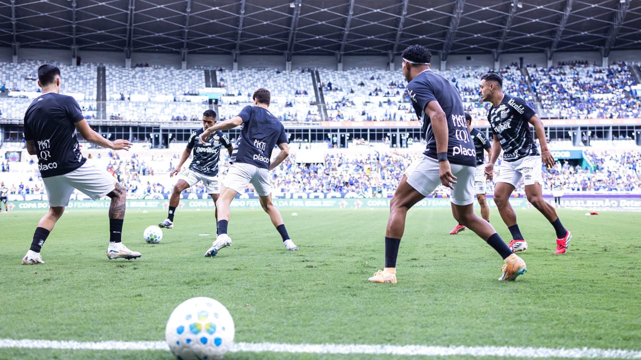 Santos se reapresenta com elenco completo e foca correções para retomada do Brasileirão