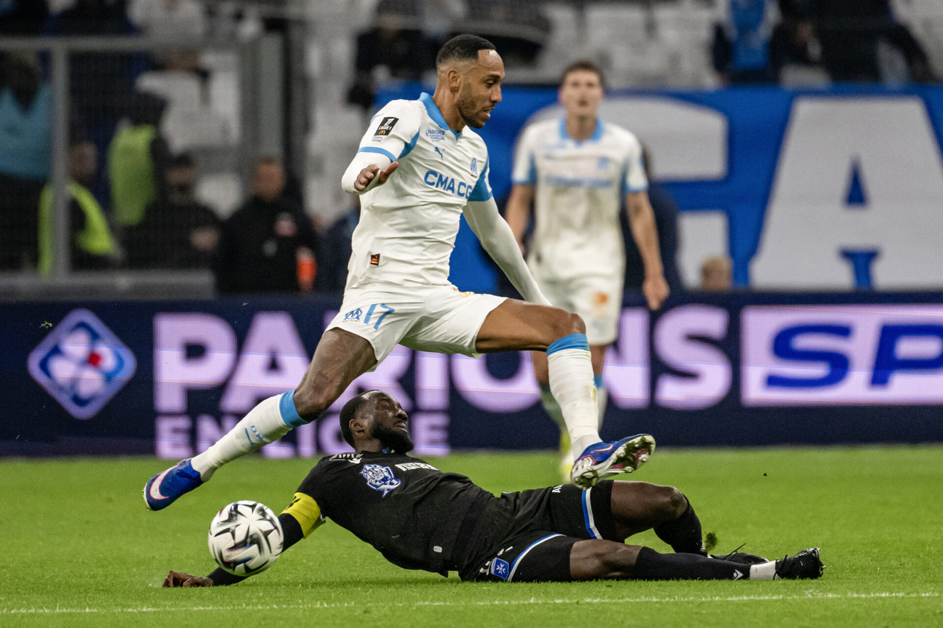 Olympique de Marselha garante vitória suada e mantém terceiro lugar no Francês