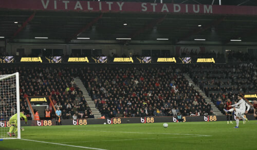 Torcedores da Premier League rejeitam VAR e pedem fim da tecnologia nos jogos