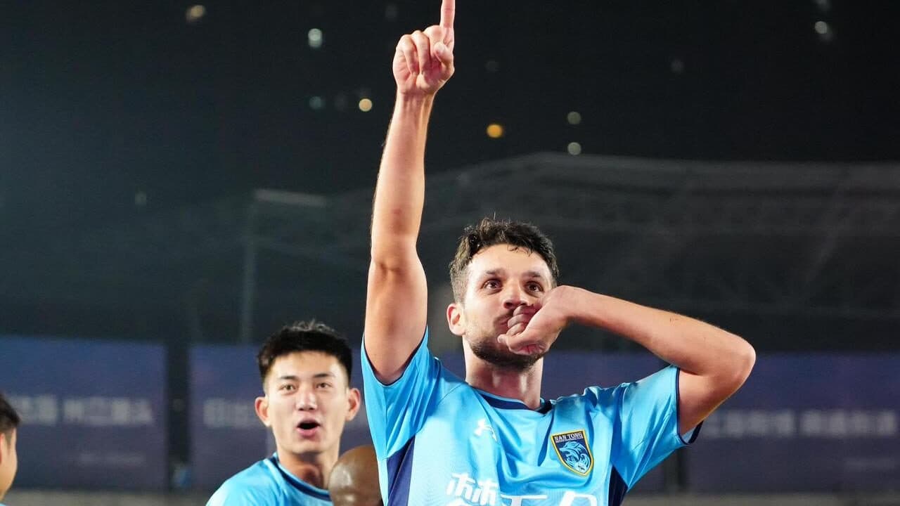 Lucas Kal brilha na estreia pelo Nantong Zhiyun e marca gol decisivo na China