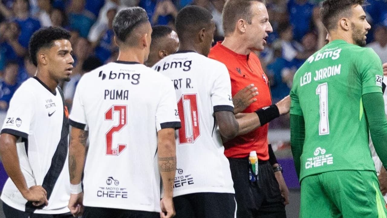 Vasco formaliza protesto à CBF após polêmica arbitragem contra o Cruzeiro