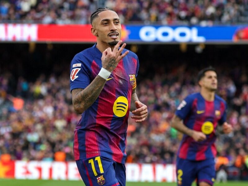 Raphinha brilha e Barcelona goleia Sevilla para ampliar liderança na La Liga