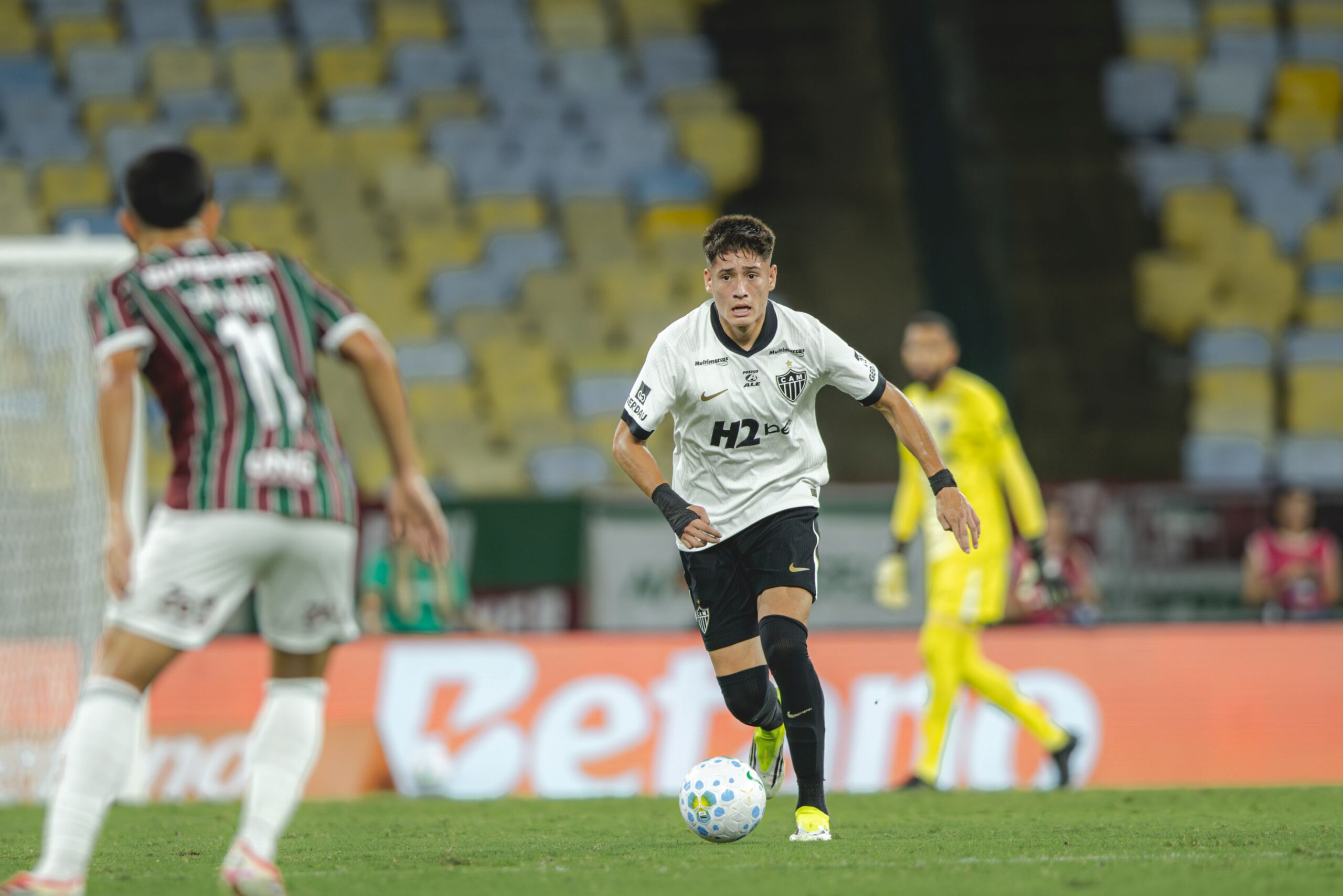 Atlético se complica no Maracanã e Domínguez defende jovem zagueiro após derrota para o Fluminense