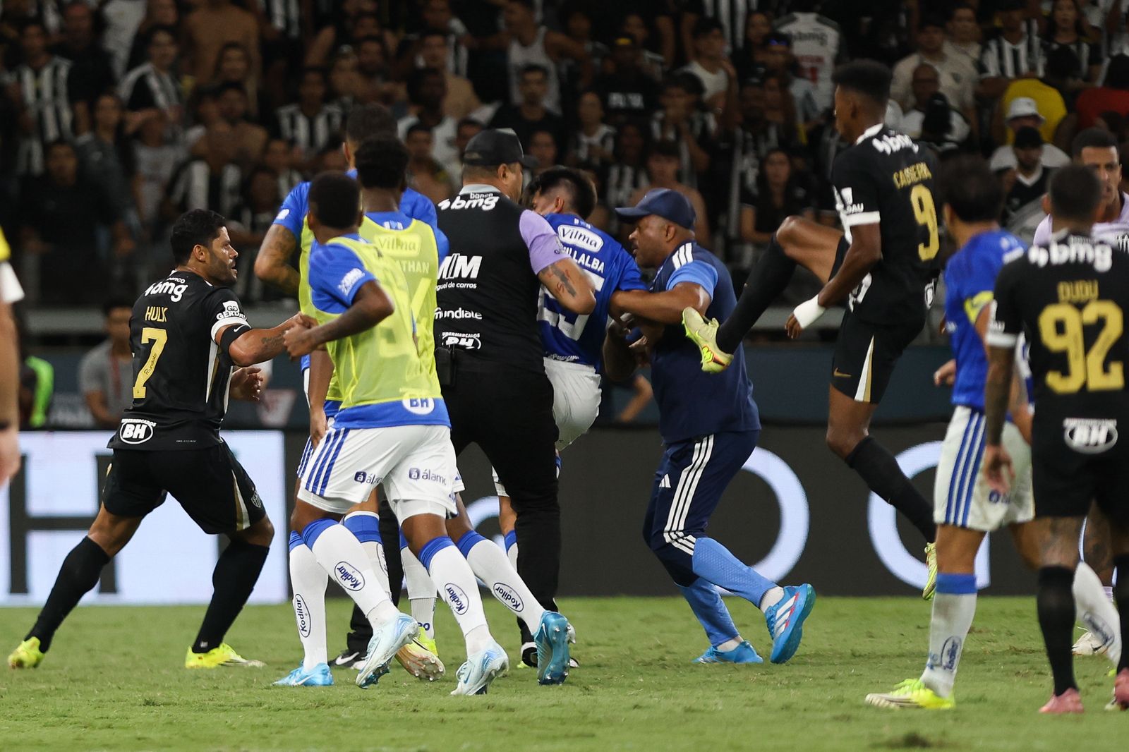 Confusão histórica na final do Mineiro: 23 expulsões e Cruzeiro campeão após briga generalizada