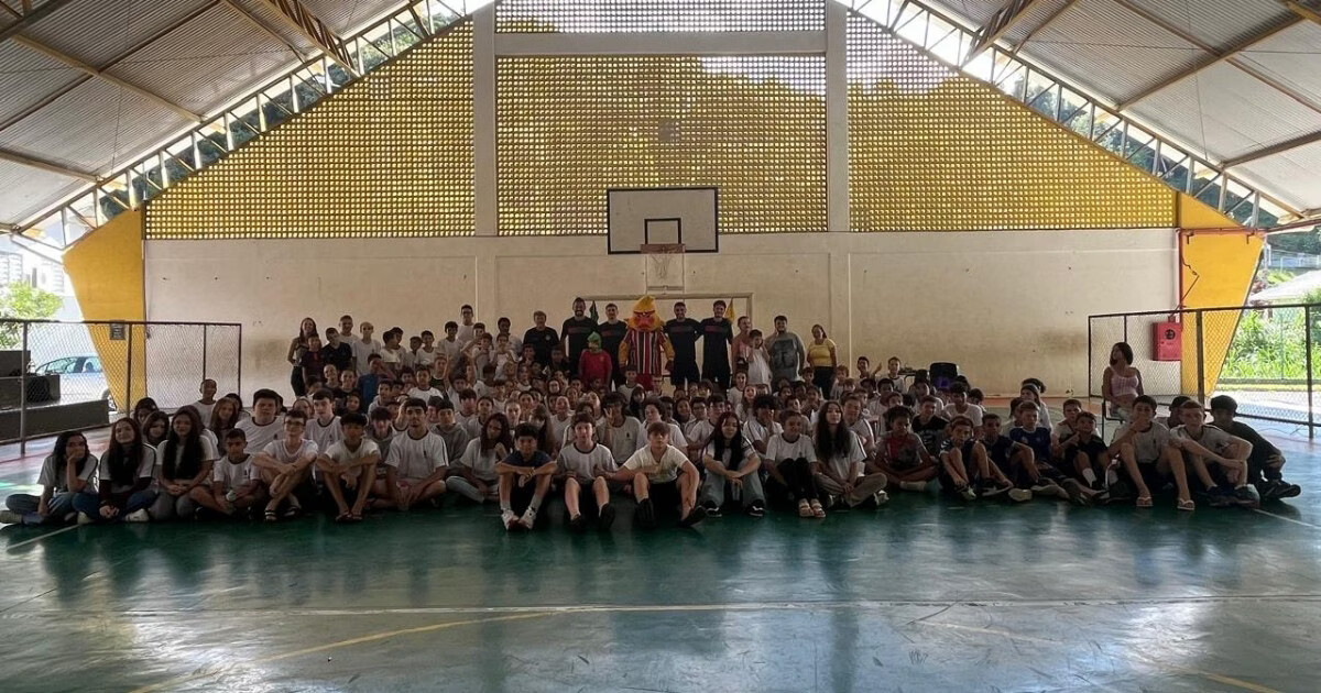 Brusque FC leva jogadores para escola e incentiva crianças a sonharem alto