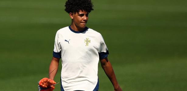 Cristiano Ronaldo Jr treina no Real Madrid e pode seguir os passos do pai