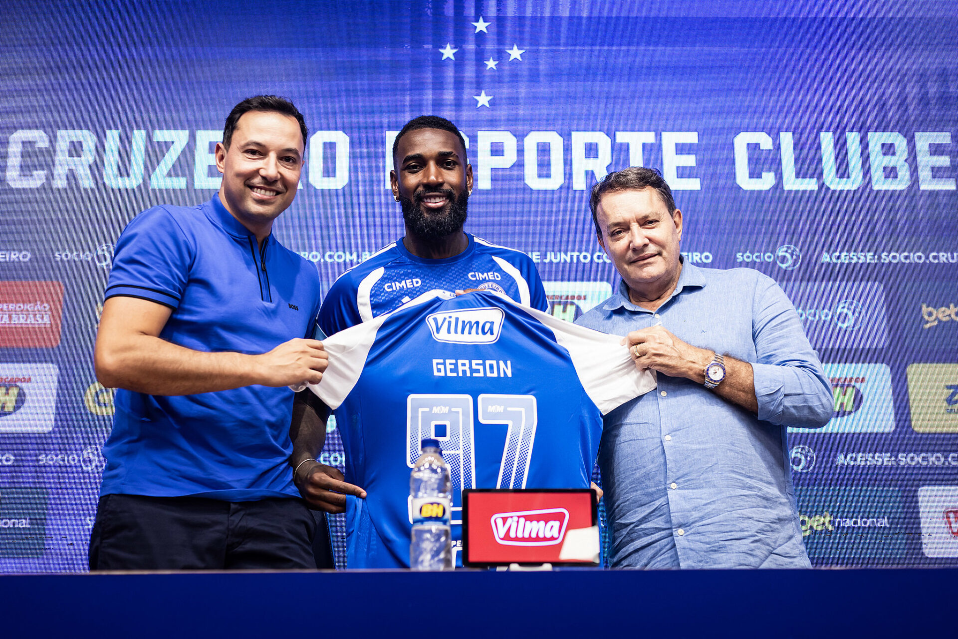 Cruzeiro agita mercado de transferências com cinco reforços e mudanças no elenco para 2026
