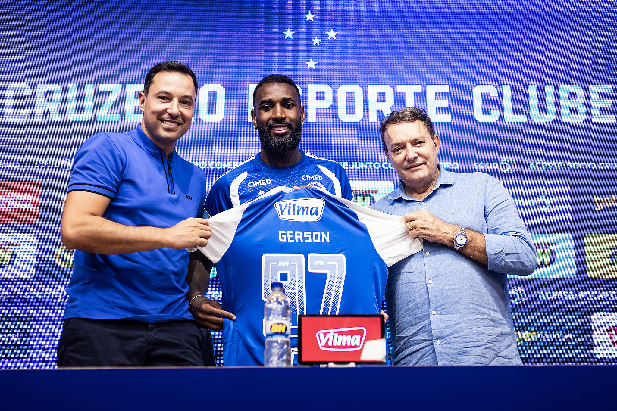 Cruzeiro agita mercado de transferências com cinco reforços e mudanças no elenco para 2026