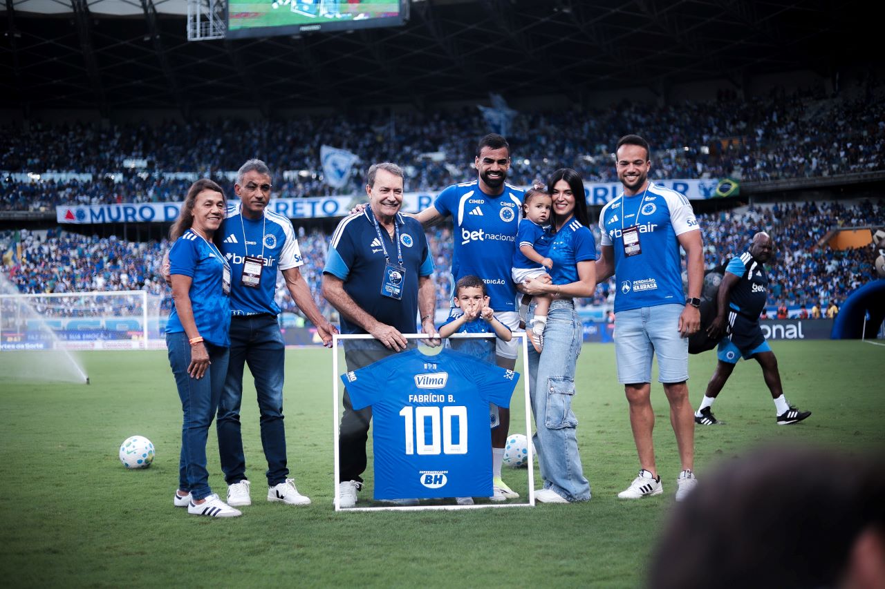 Fabrício Bruno é homenageado pelo Cruzeiro após 100 jogos pelo clube