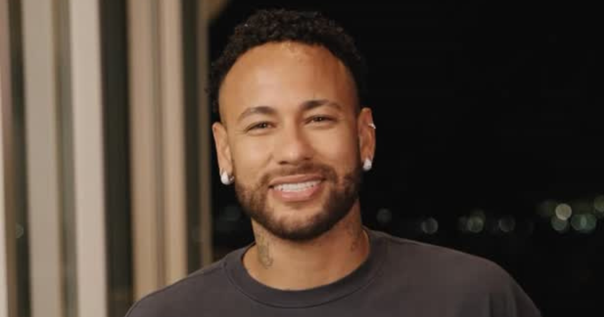 Neymar se diverte com grafite inusitado em bar de Santos e fãs reagem nas redes