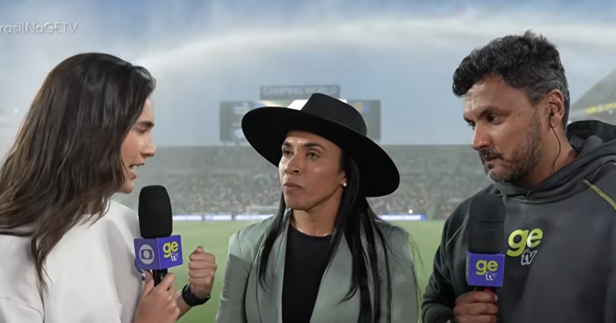 Jato de água surpreende repórteres e Marta durante entrevista ao vivo nos EUA