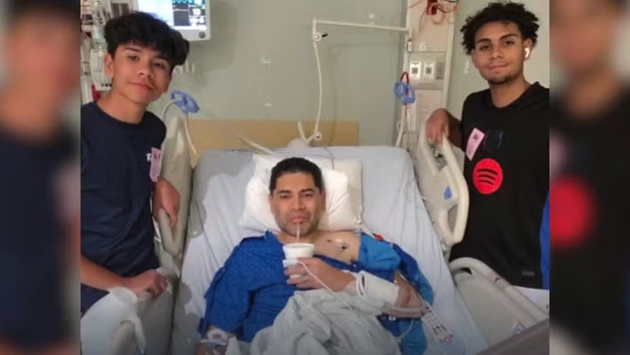 Jovem salva pai de ataque cardíaco durante jogo de futebol em parque nos EUA