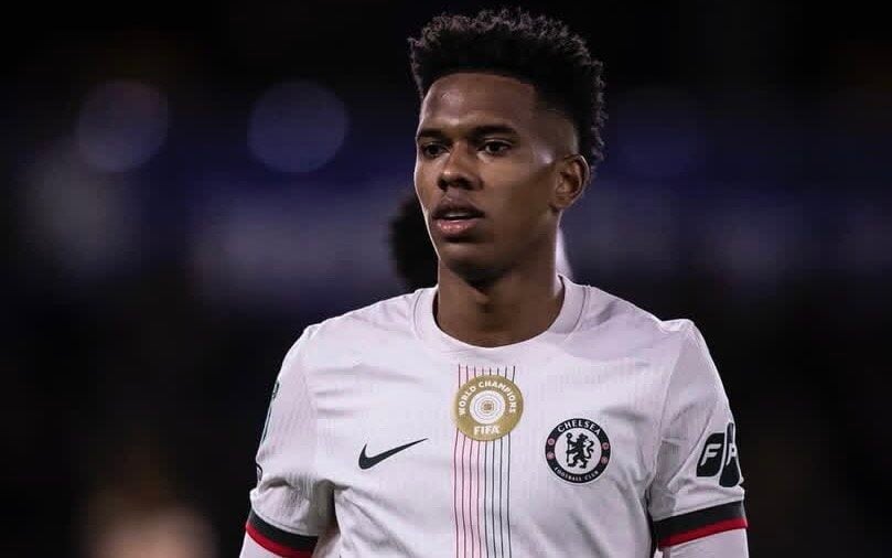 Estêvão segue fora do Chelsea e gera preocupação na Champions League