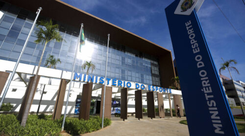 FFU sob suspeita: análise aponta irregularidades em contratos milionários no futebol brasileiro