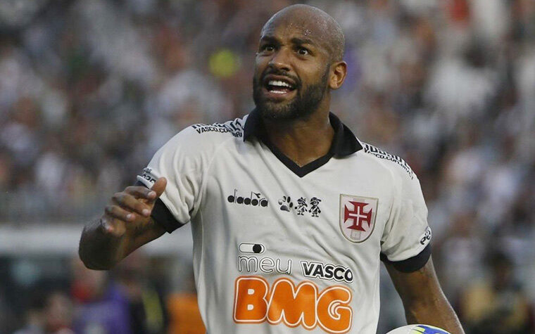 Fellipe Bastos emociona ao falar da relação com o Vasco após goleada histórica