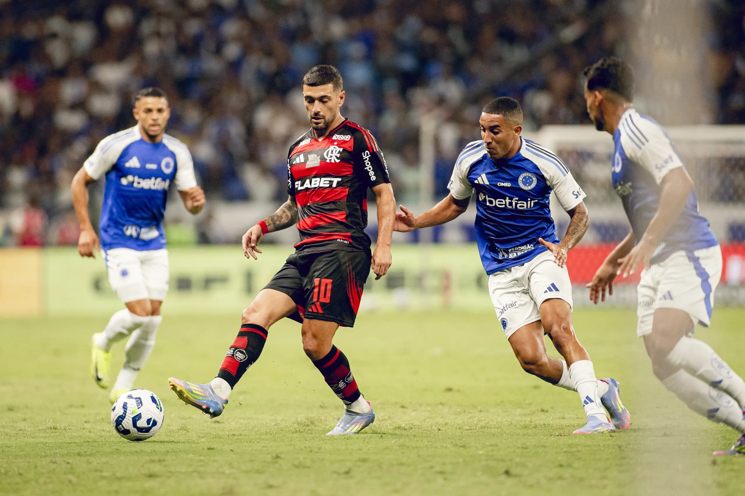 Flamengo e Cruzeiro duelam no Maracanã com técnico novo e pressão na Série A
