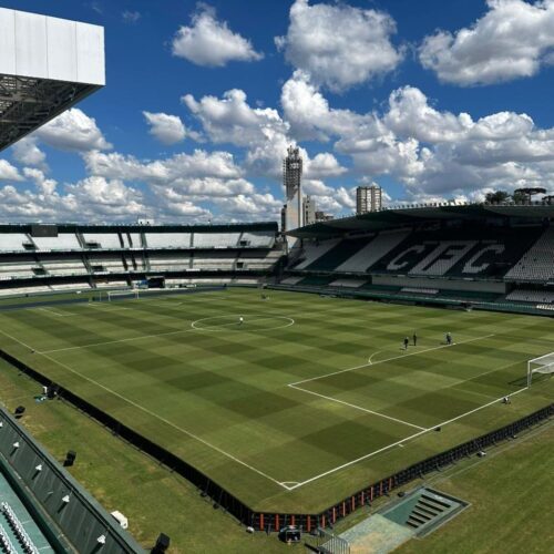 Vasco busca sequência invicta contra Coritiba no Brasileirão