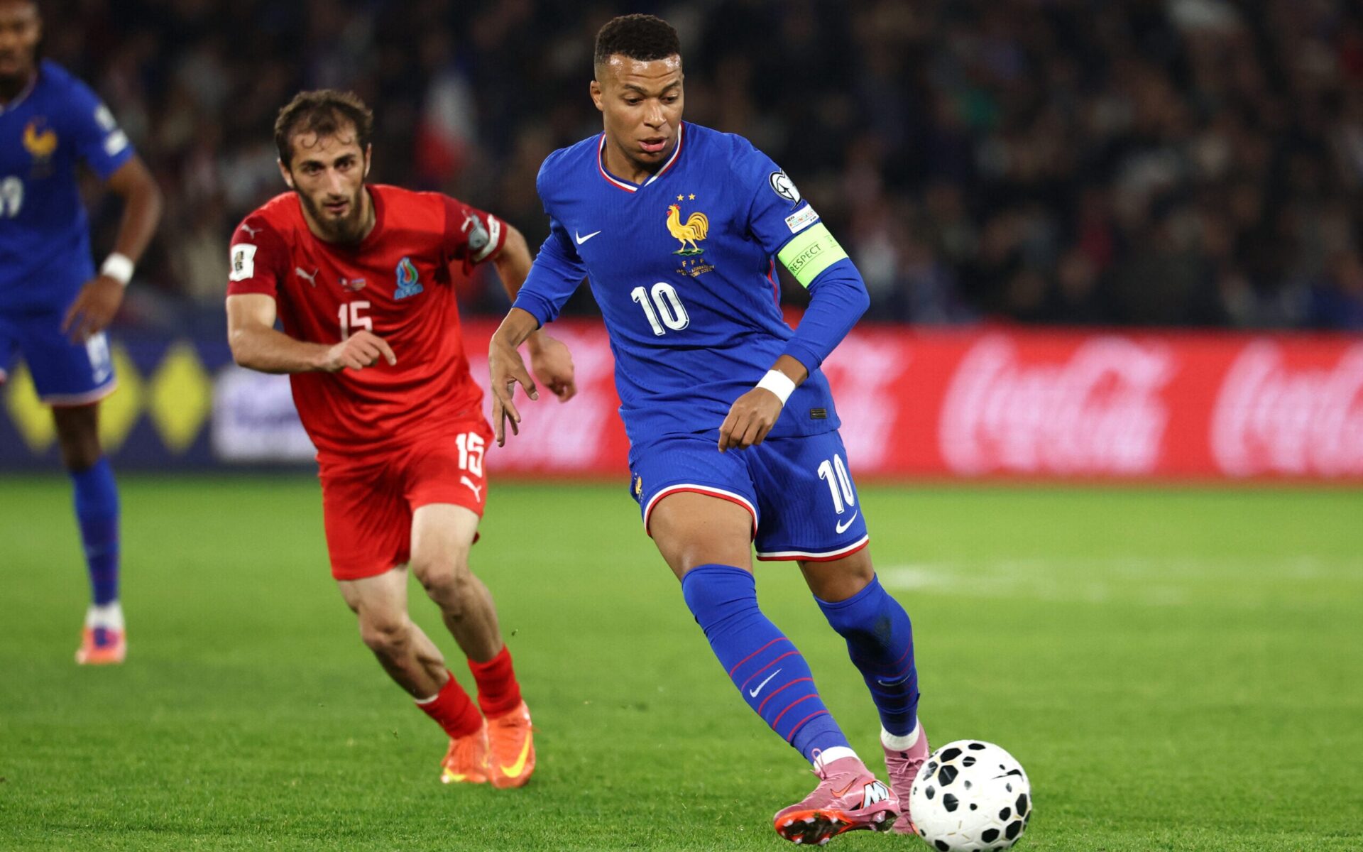 Futebol agita o domingo com amistosos internacionais e clássicos nacionais