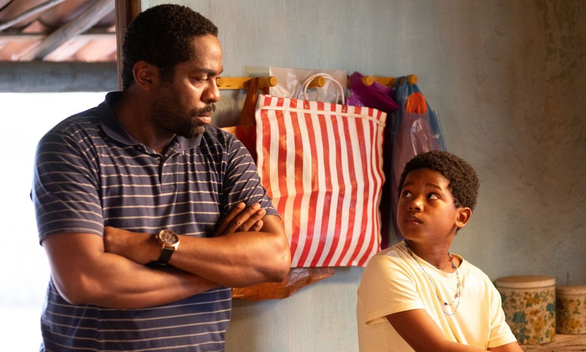 Ator mirim baiano brilha em filme premiado na Alemanha e vibra ao atuar com Lázaro Ramos – imagem do artigo
