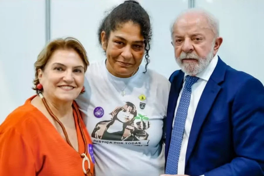 Presidente Lula se encontra com mãe de vítima de feminicídio em ato contra violência – imagem do artigo