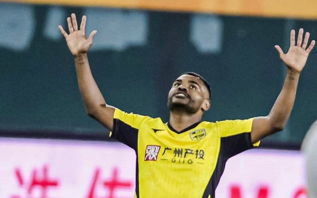 Nikão brilha na China e garante vitória na estreia da League One 2026