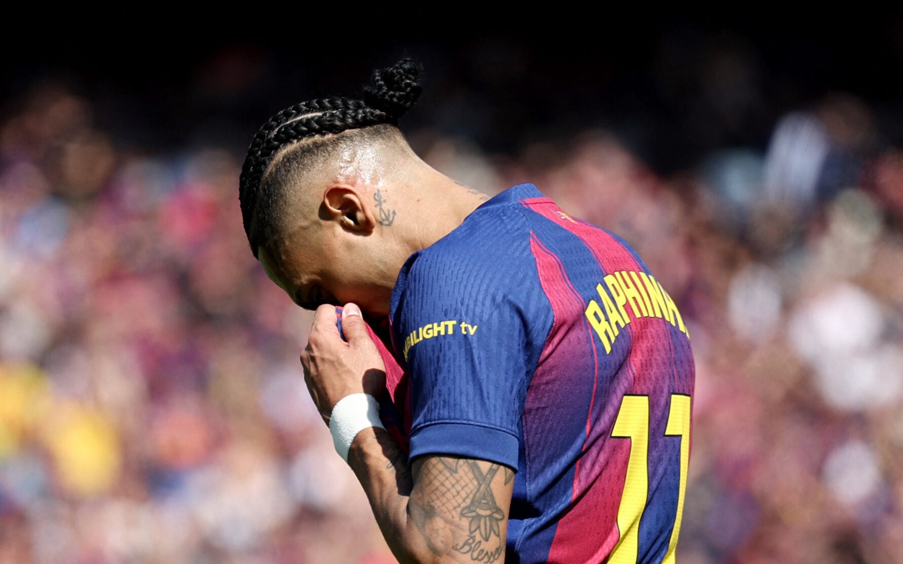 Barcelona vence Rayo Vallecano com gol de Araújo e mantém liderança no Espanhol