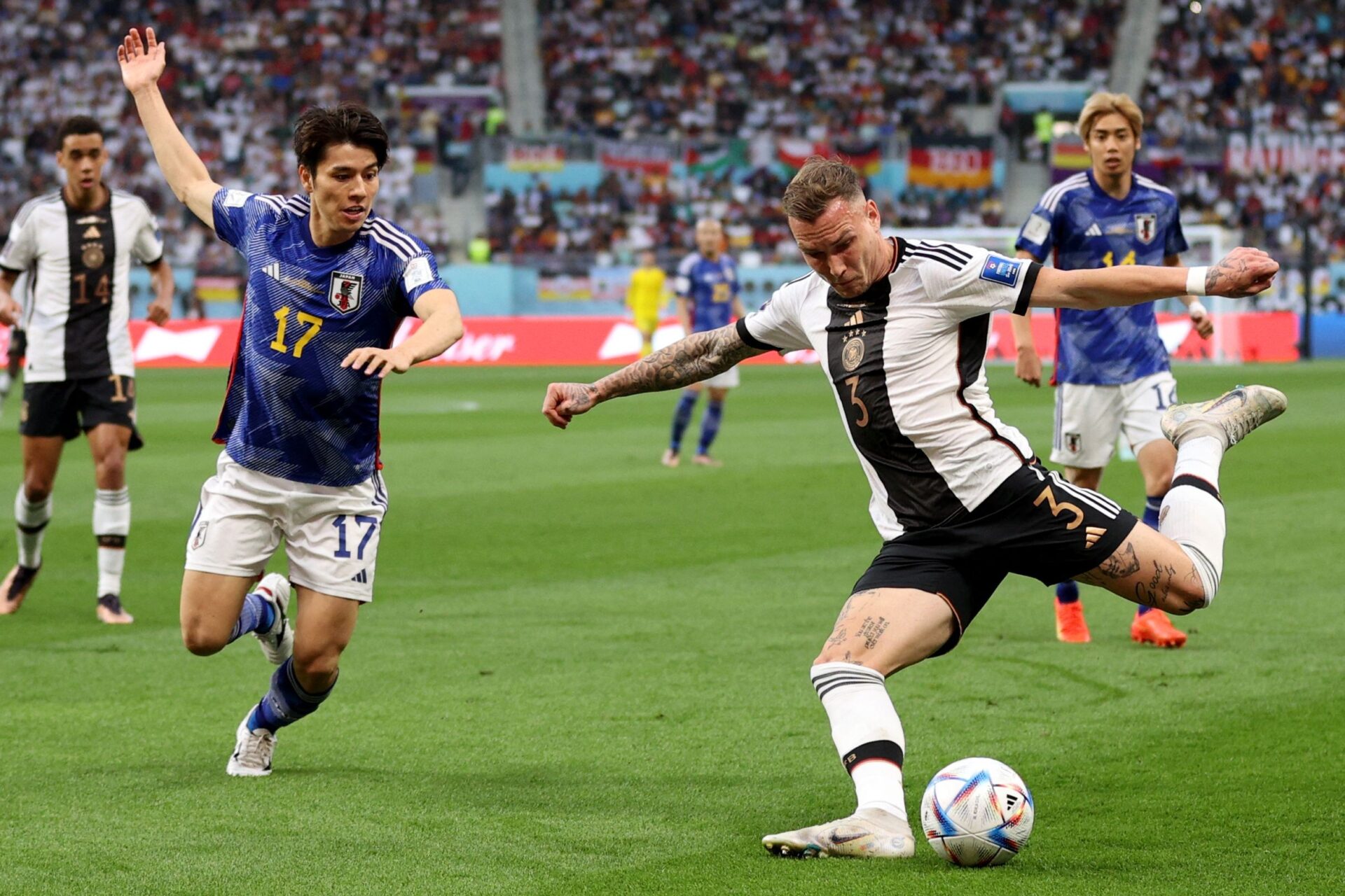 Liverpool e Manchester United travam batalha por David Raum, promessa do Leipzig