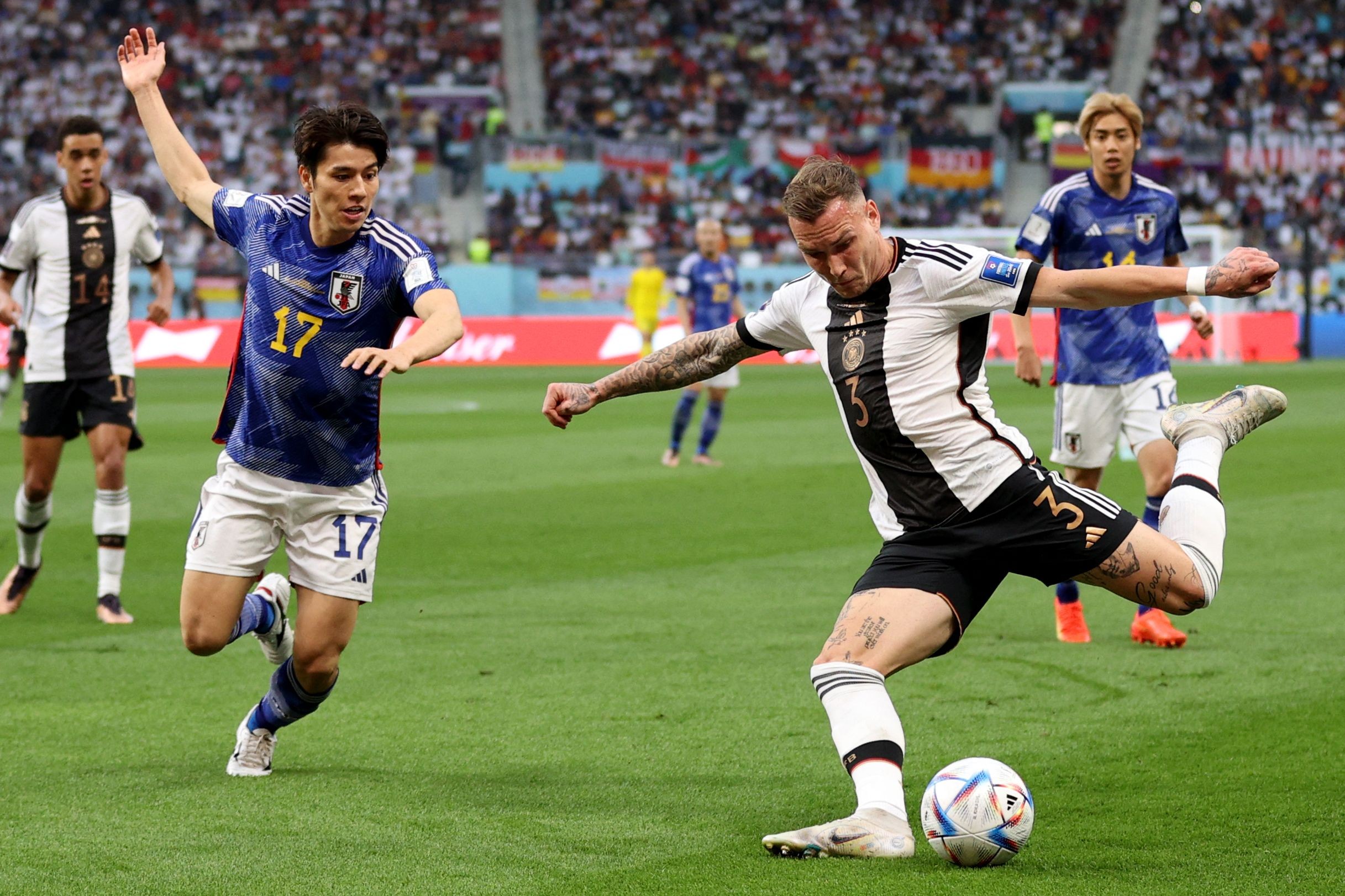 Liverpool e Manchester United travam batalha por David Raum, promessa do Leipzig