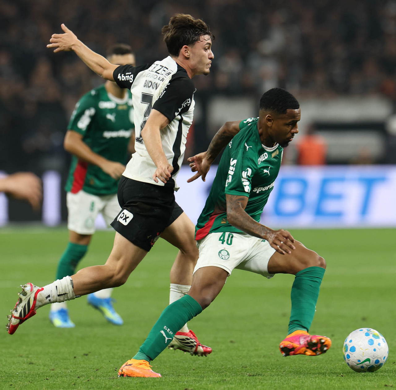 Palmeiras tropeça no clássico contra Corinthians mesmo com dois jogadores a mais