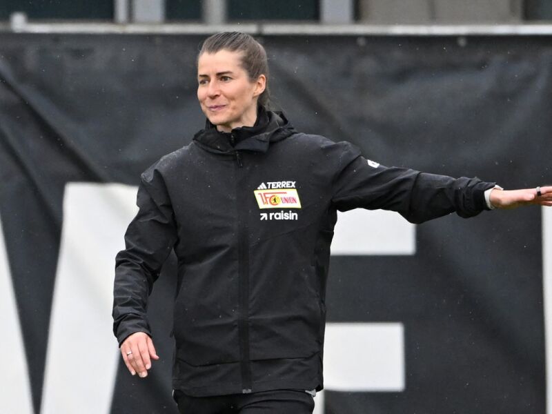 Marie-Louise Eta faz história e assume comando do Union Berlin na Bundesliga